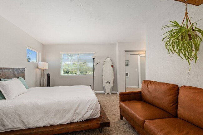 Building Photo - Fully furnished- North Mission 2 bed 2.5 baths - 6 houses from the beach.