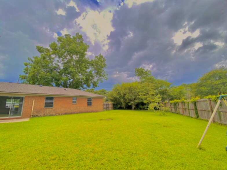 Building Photo - 5732 Scotland Pl