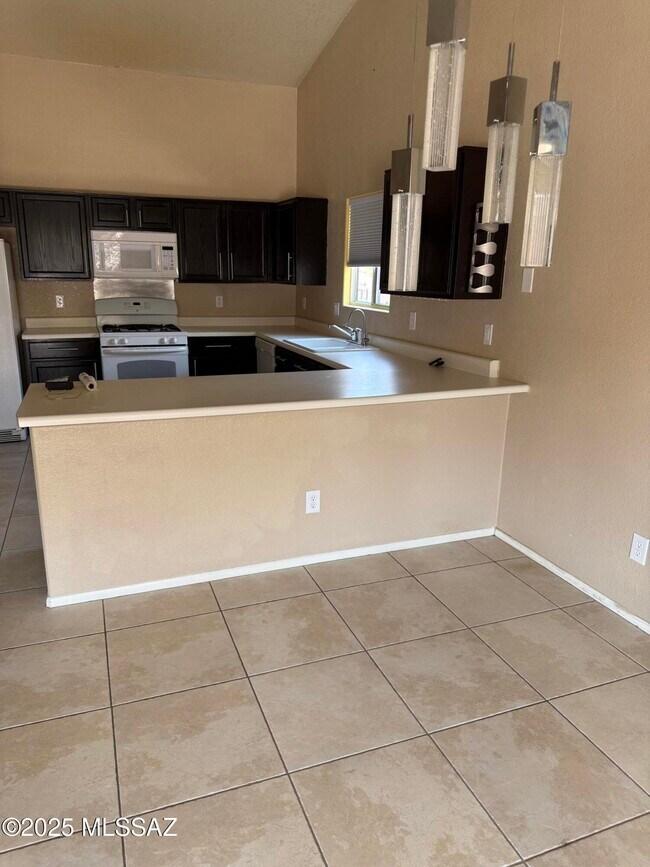Building Photo - 8041 S High Canyon Dr