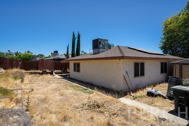 Building Photo - 2510 E Devonshire Ave