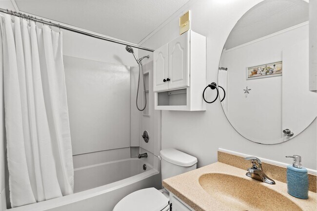 Building Photo - $2,000/month – Snowbird Rental, Oceanfront 2BR/2BA in Myrtle Beach Resort