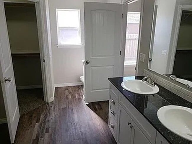 Building Photo - 3-bed, 2-bath, 2-car garage, Vinyl Fenced Back Yard, 1514 Sq Ft.