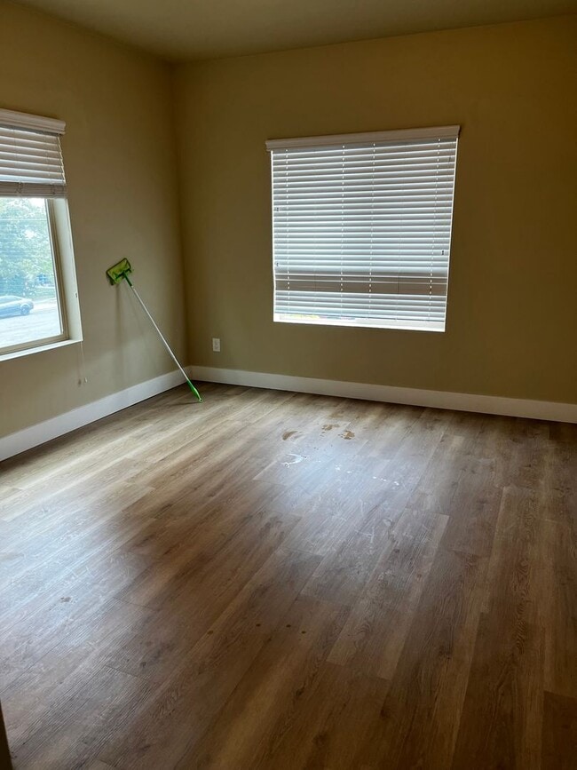Building Photo - GORGEOUS Downtown Unit!!!
