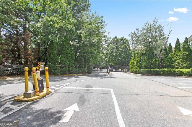 Building Photo - 2700 Pine Tree Rd NE