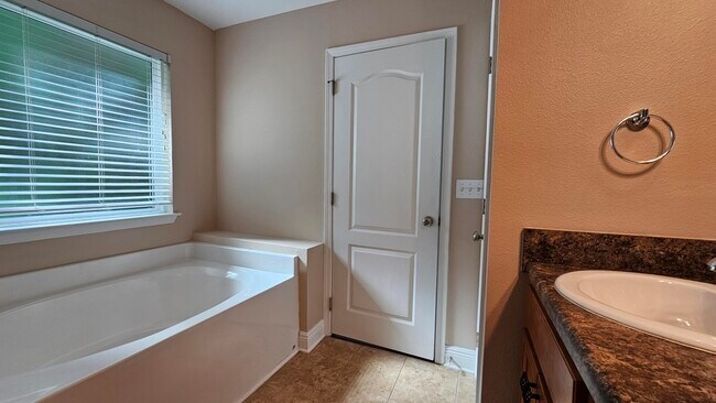 Building Photo - 82 Mosaic Oaks Cir