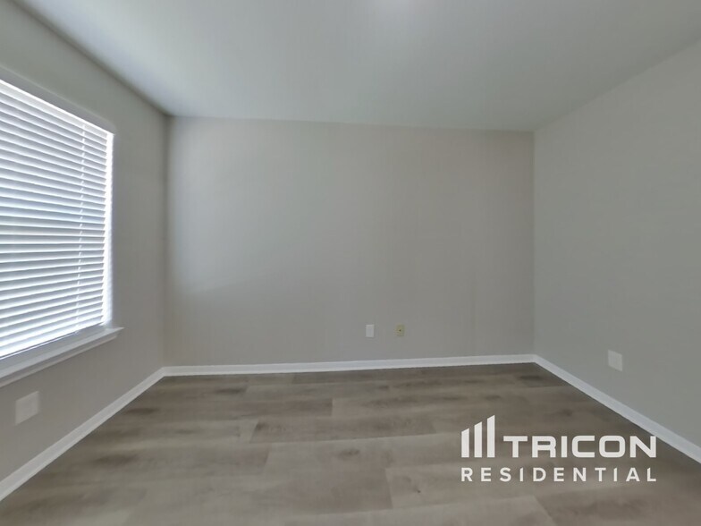 Building Photo - 425 Palomino Stand Dr