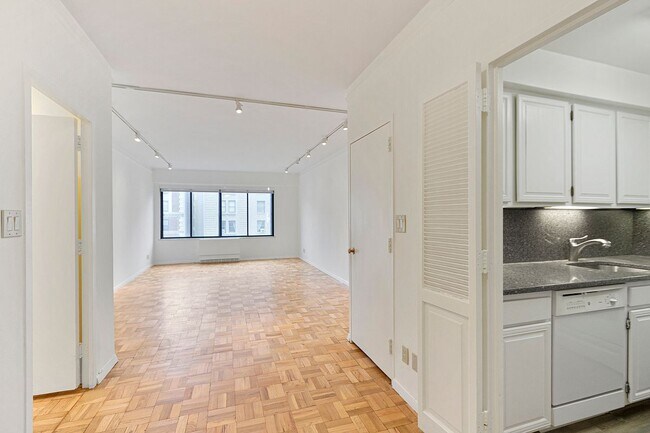 Building Photo - 900 Park Ave