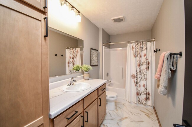 Building Photo - Spacious & Stylish 4-Bedroom Twinhome with...