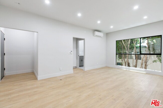 Building Photo - 7229 Willoughby Ave