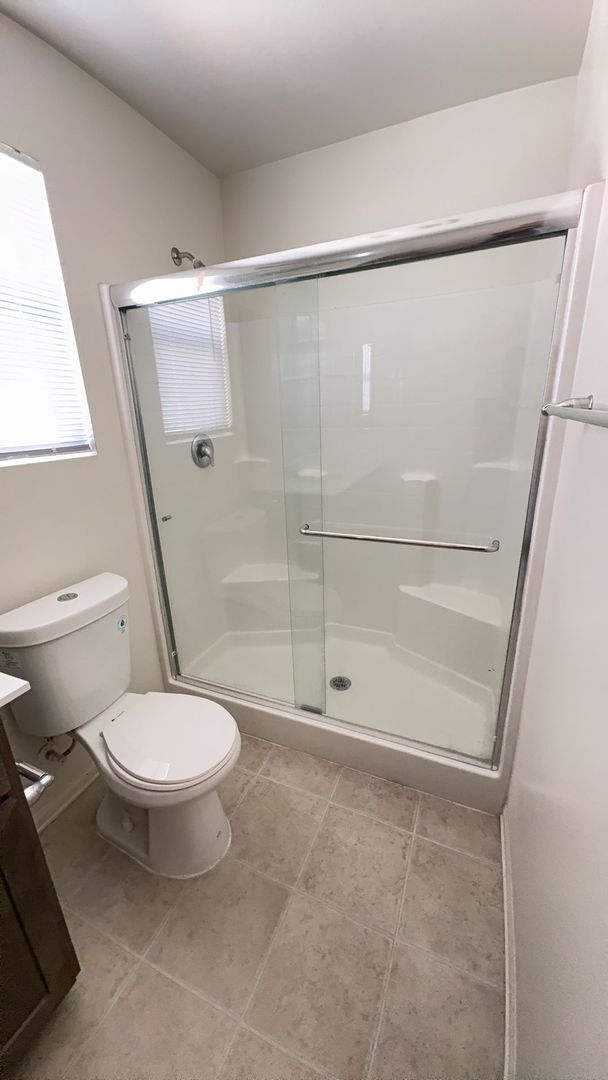 Building Photo - 4 BEDROOM, 3 BATH VICTORVILLE HOME