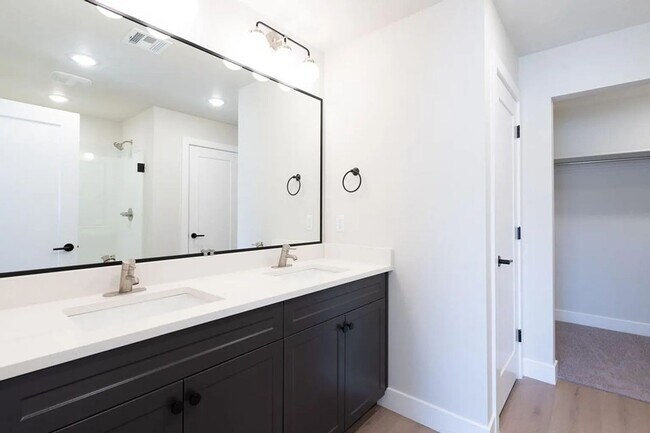 Building Photo - Spacious 4 Bedroom Townhome in Washington!