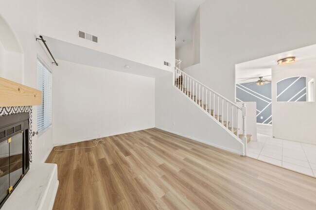 Building Photo - HENDERSON BEAUTIFUL 2-STORY TOWNHOME WITH ...