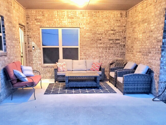 Building Photo - 605 SW 149th Pl