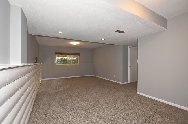 Building Photo - Three Bedroom House in Platte City