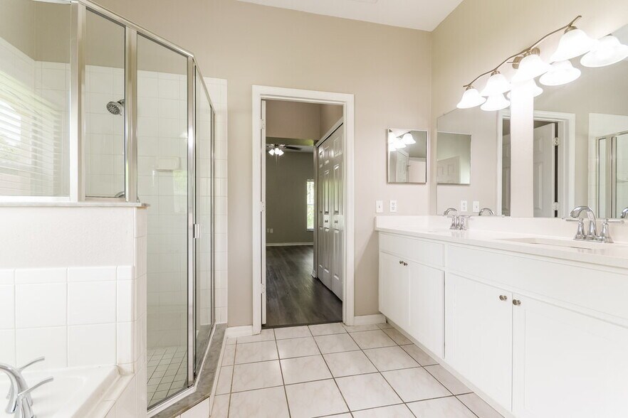 Building Photo - 556 Pinehurst Cove