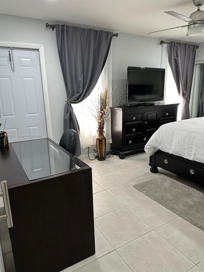 Building Photo - 5169 Lakefront Blvd