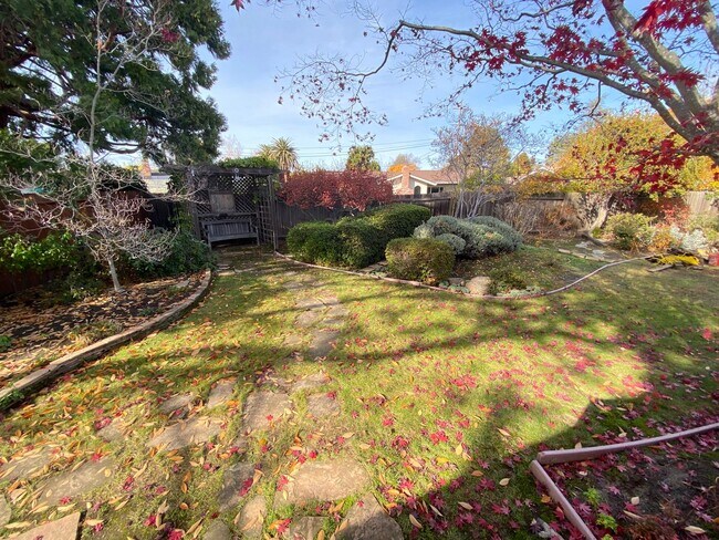 Building Photo - 3 Bed 2 Bath SIngle Family Home In Walnut Creek (Water, Garbage, Internet Are Included In The Rent)