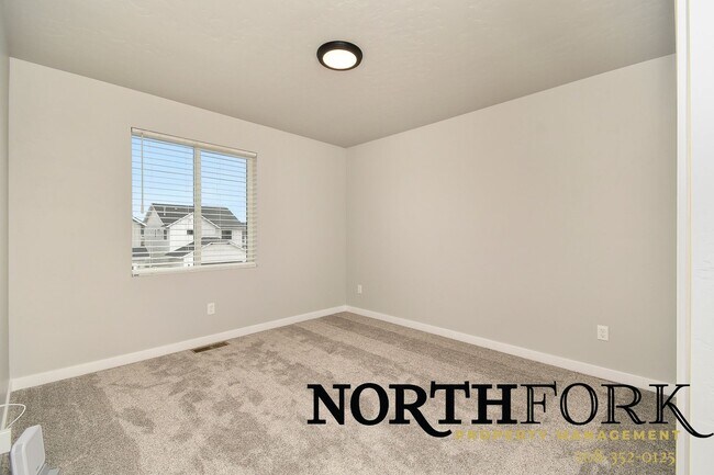 Building Photo - Modern Comfort Meets Meridian Living