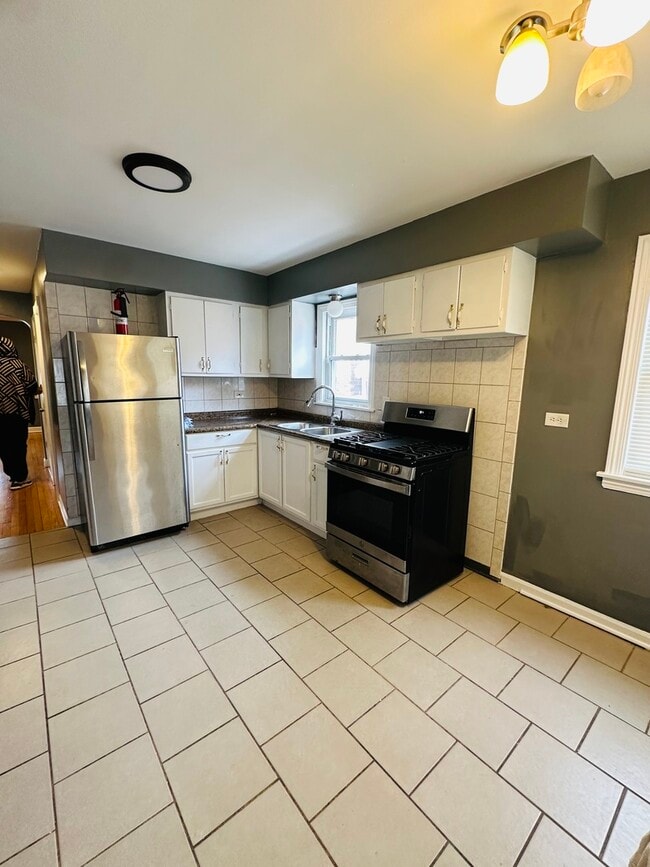 Building Photo - 3850 W 81st St