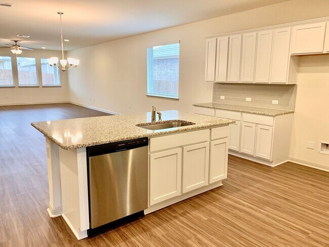 Building Photo - Beautiful 4 bedroom 3 bathroom home in Pfl...