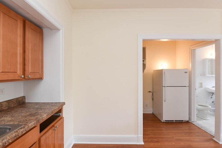 Building Photo - 3335 W Diversey Ave