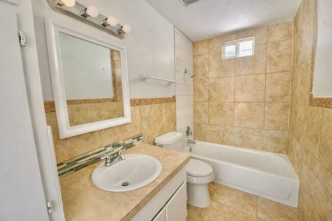 Building Photo - 3 BED 1.5 BATH NEW MANAGEMENT!!!