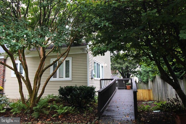Building Photo - 4614 Roxbury Dr