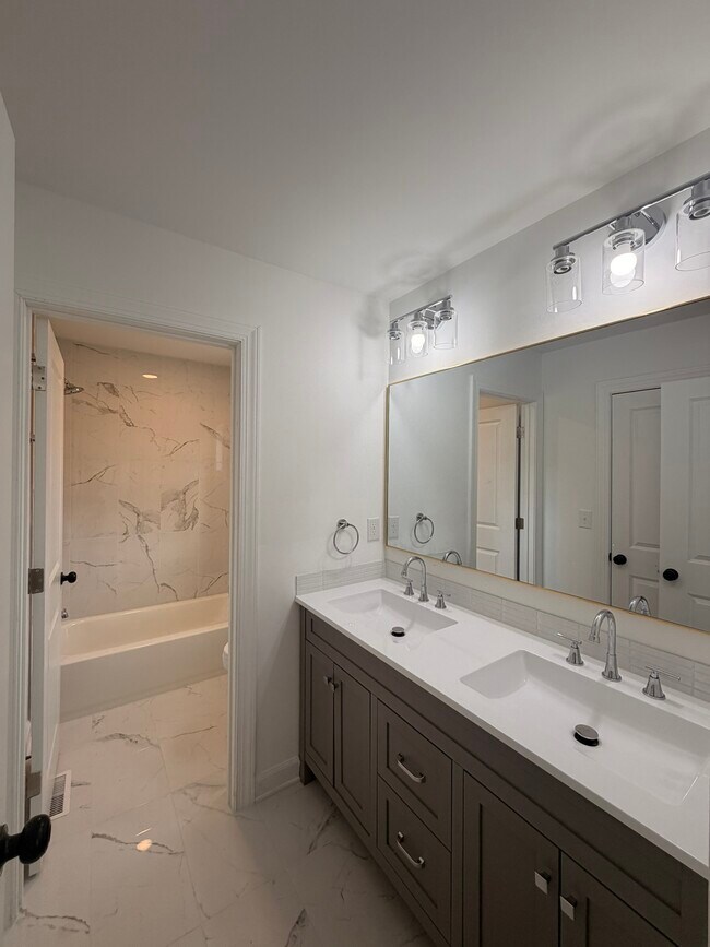 Building Photo - 126 East End Ave