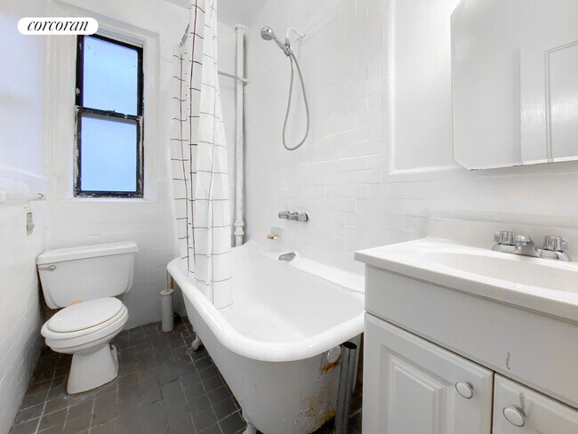 Building Photo - 665 W 160th St