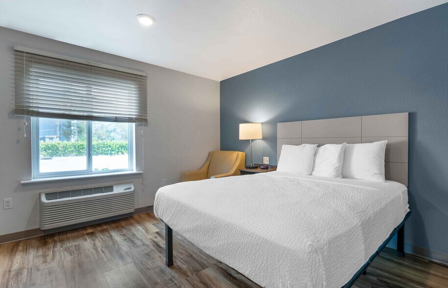 Building Photo - Furnished Studio-Melbourne - West Melbourne