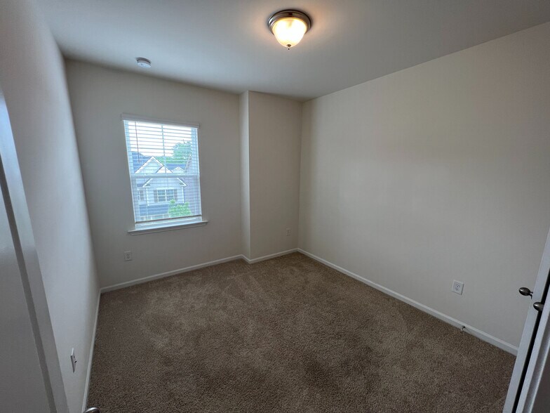 Building Photo - Room in Townhome on Diamond Dove Ln