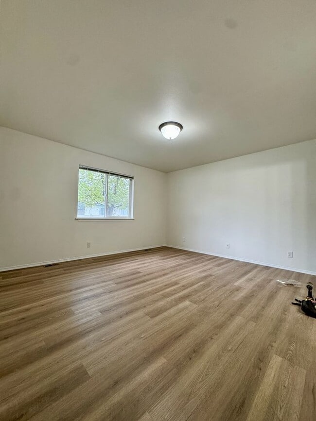 Building Photo - Newly Renovated Ranch Style Home!