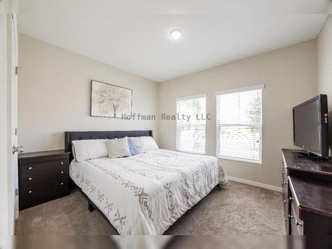 Building Photo - Spacious 5-Bedroom Home in Amenity-Rich Tr...