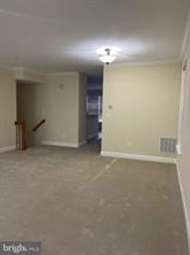 Building Photo - END UNIT TOWNHOUSE WITH 2 CAR GARAGE, 4 BEDROOMS AND 3.5 BATHS..FINISHED REC ROOM