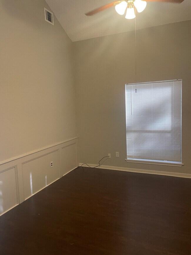 Building Photo - 10106 Lost Trail St