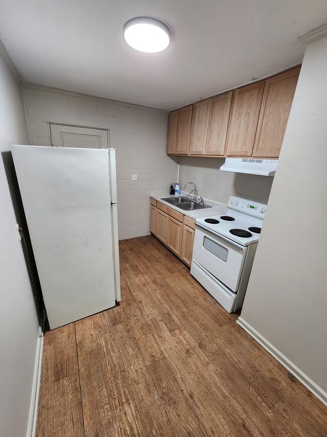 Building Photo - 2 bedroom, 1 bath available for rent!