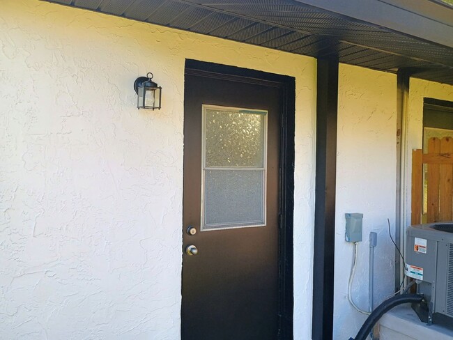 Building Photo - 2 bed 2 bathroom duplex Completely UPDATED!!!