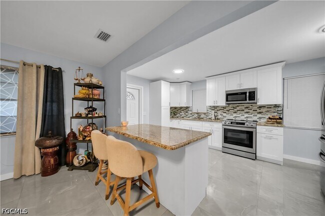 Building Photo - 77 Glenmont Dr W