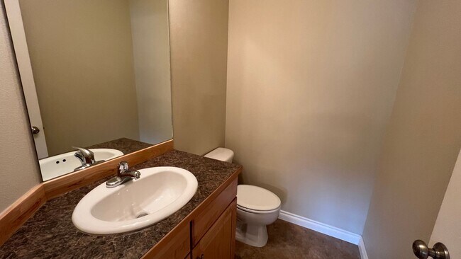 Building Photo - High End (2) Bedroom, (2.5) Bathroom Condo...