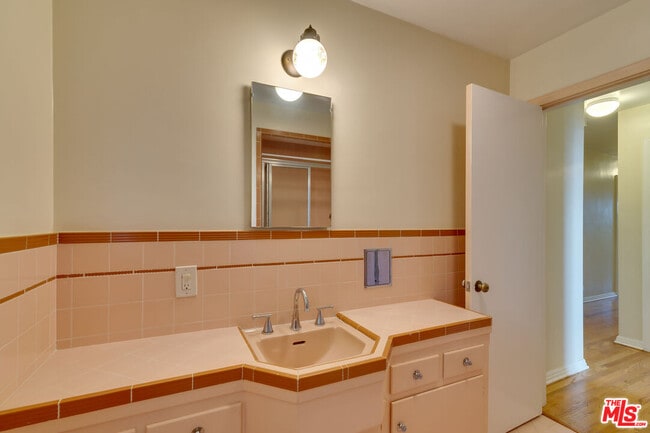 Building Photo - 214 Bellino Dr