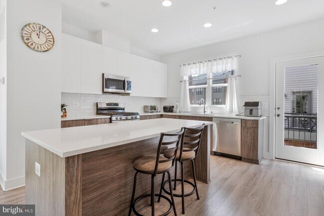 Building Photo - 40 Mural Walk NE