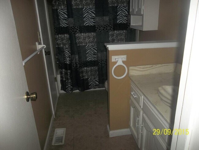 Building Photo - 4th MOVE IN SPECIAL! NO DEPOSIT! Beautiful...
