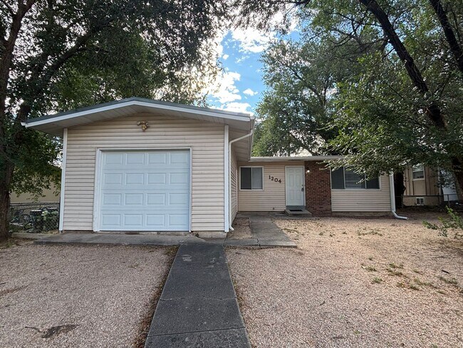 Primary Photo - 4 bed 1.5 bath Ranch Style Home with Basem...