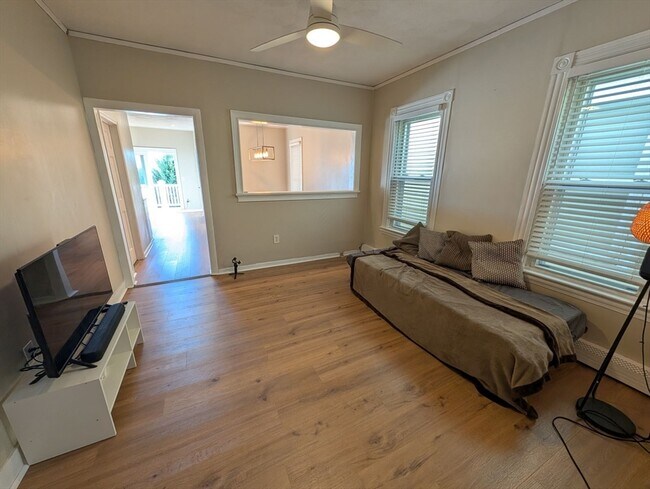 Building Photo - 103-105-105 Homer St