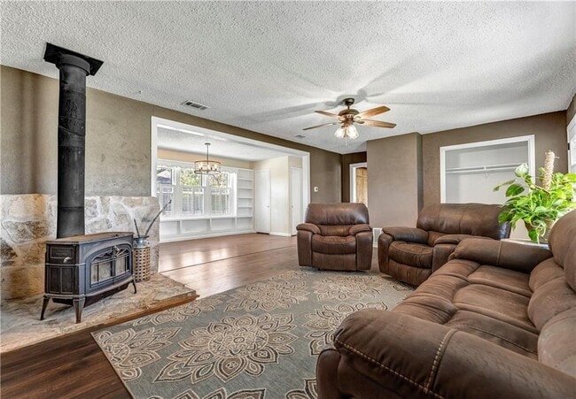 Building Photo - 211 Tate Ln