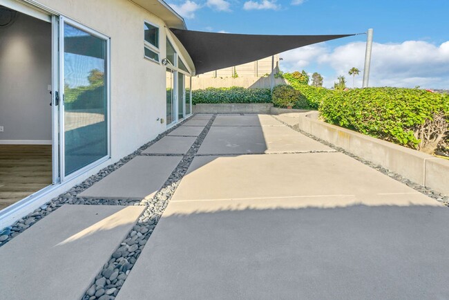 Building Photo - Single story view home overlooking Mission...