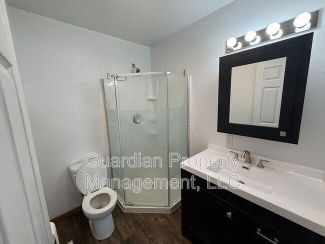 Building Photo - 1135 1/2 N College Dr