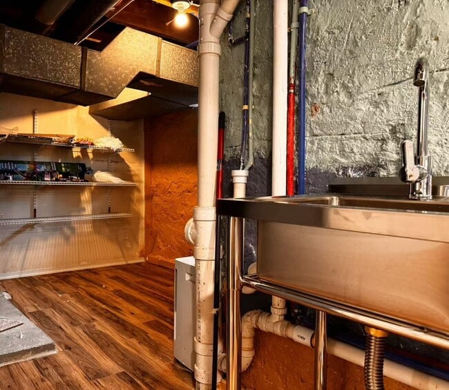 Building Photo - 513 S Brooks St