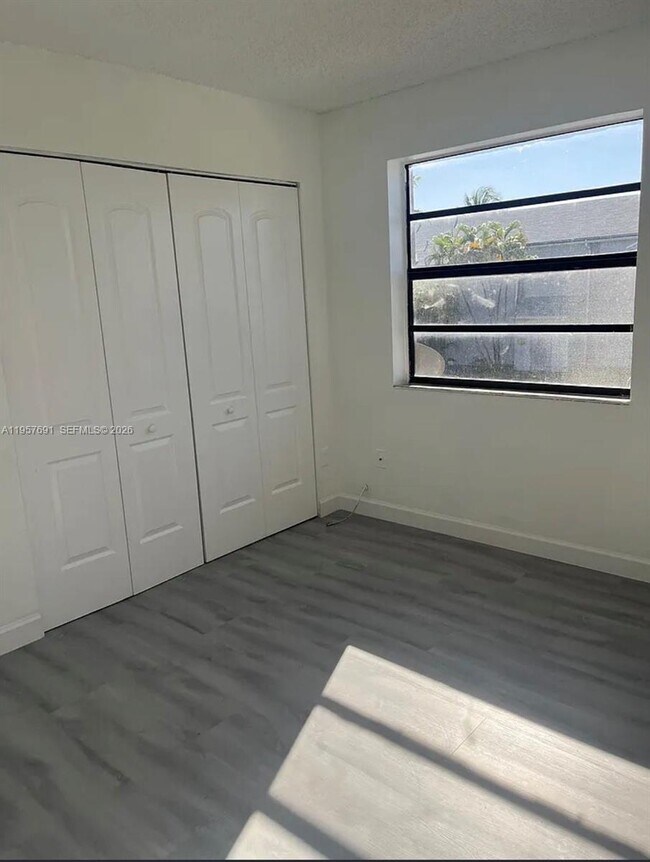 Building Photo - 975 N Franklin Ave