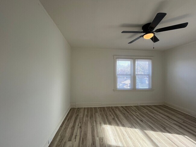 Building Photo - 3 bedroom 2 bath with Garage